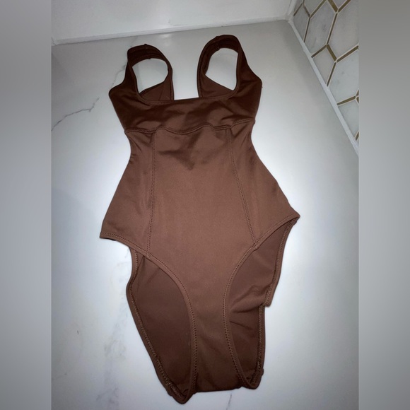 NWT Skims Sculpting swim tank one piece - Picture 4 of 7
